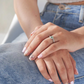 Anillo Fortaleza plata 925 con esmeralda y diamantes presentado en estuche de lujo – Brillo Encanto Joyería Colombia