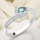 Detalle de esmeralda colombiana natural y diamantes de laboratorio en anillo artesanal plata 925 Colombia