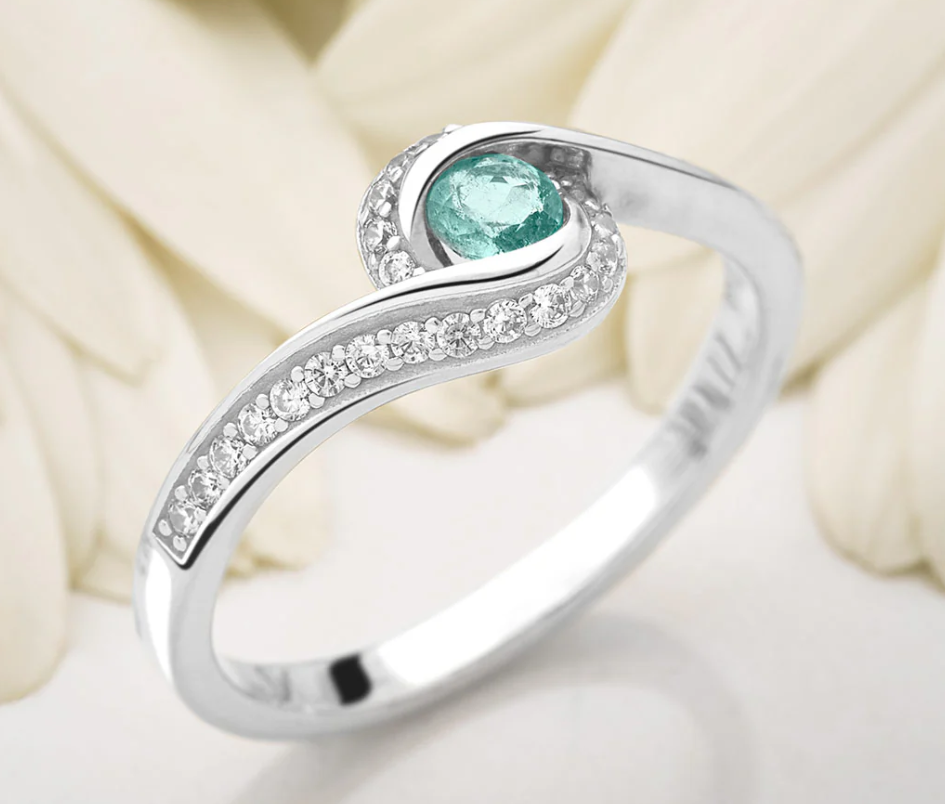 Detalle de esmeralda colombiana natural y diamantes de laboratorio en anillo artesanal plata 925 Colombia