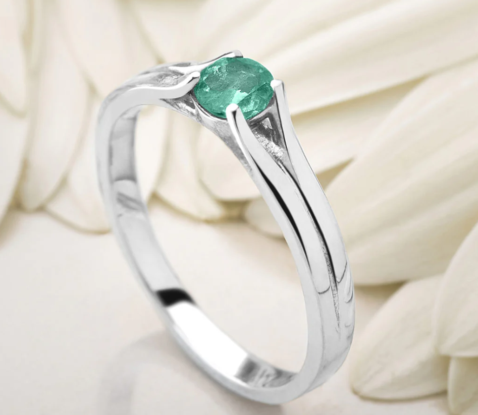 Anillo de compromiso Prosperidad solitario en plata ley 925 con esmeralda colombiana natural – Brillo Encanto Joyería