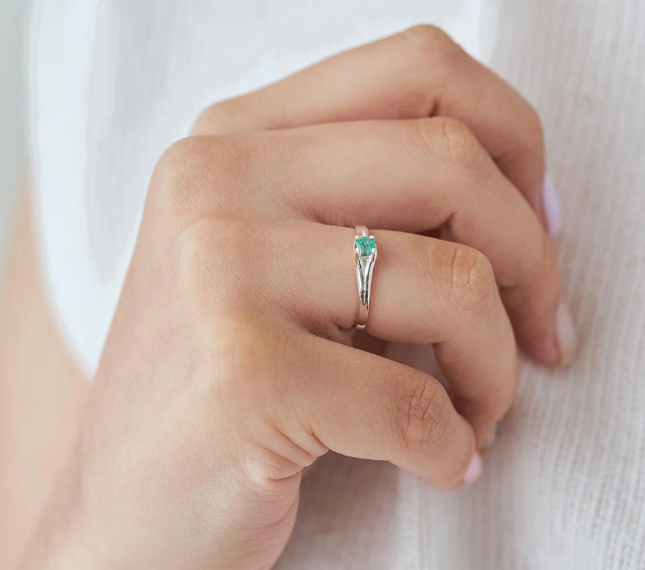Detalle de esmeralda colombiana natural solitaria en anillo artesanal plata 925 estilo clásico elegante Colombia