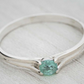 Anillo de compromiso con esmeralda colombiana natural solitaria puesto en mano de mujer, joyería hecha a mano Colombia