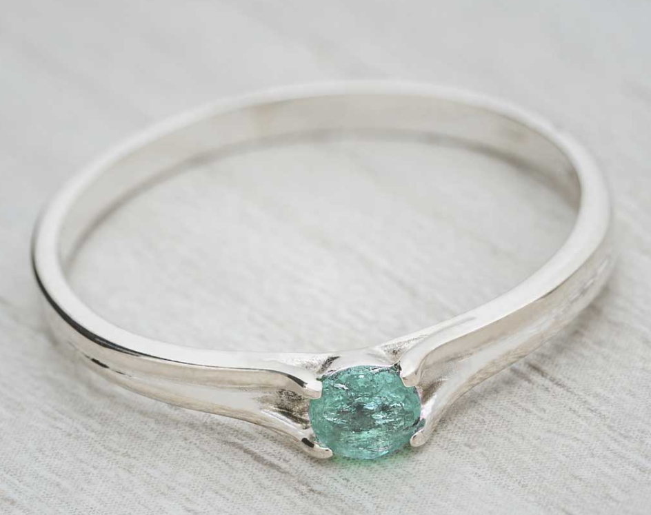 Anillo de compromiso con esmeralda colombiana natural solitaria puesto en mano de mujer, joyería hecha a mano Colombia