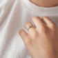 Anillo Prosperidad plata 925 con esmeralda colombiana presentado en estuche de lujo – Brillo Encanto Joyería Colombia