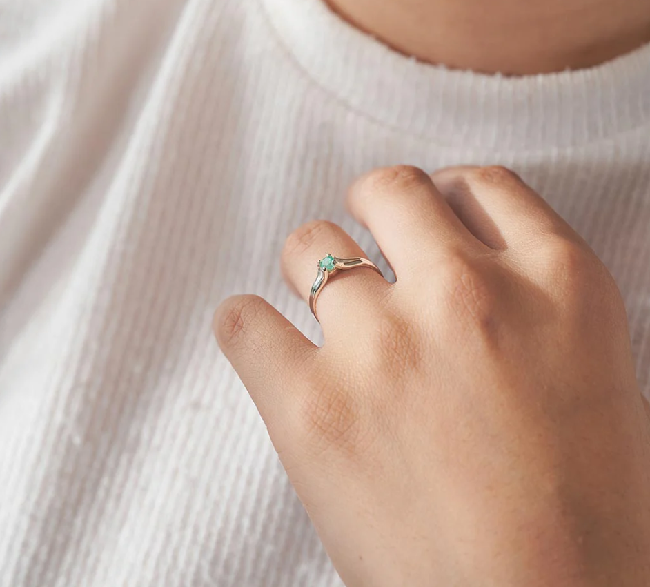 Anillo Prosperidad plata 925 con esmeralda colombiana presentado en estuche de lujo – Brillo Encanto Joyería Colombia
