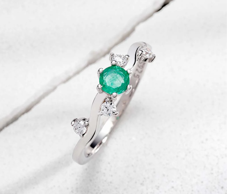 Anillo de compromiso Amazonas en plata ley 925 con esmeralda colombiana natural y diamantes de laboratorio diseño naturaleza – Brillo Encanto Joyería