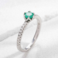 Anillo de compromiso Flor de Esmeralda en plata ley 925 con esmeralda colombiana natural y diamantes de laboratorio – Brillo Encanto Joyería