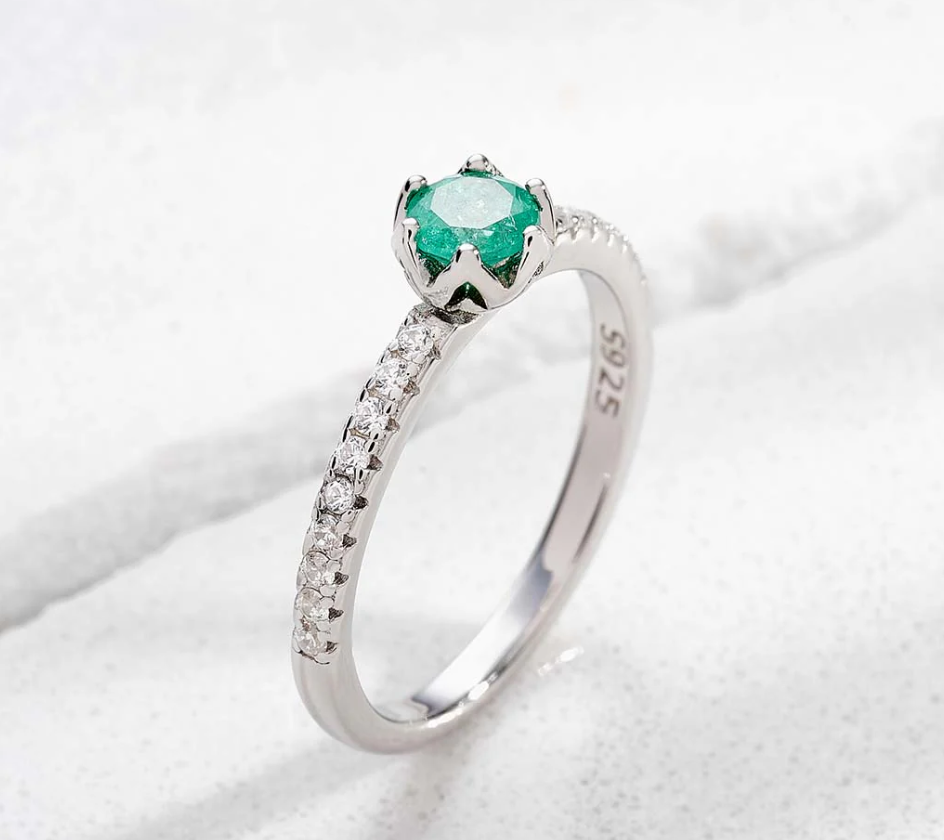 Anillo de compromiso Flor de Esmeralda en plata ley 925 con esmeralda colombiana natural y diamantes de laboratorio – Brillo Encanto Joyería