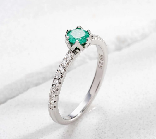 Anillo de compromiso Flor de Esmeralda en plata ley 925 con esmeralda colombiana natural y diamantes de laboratorio – Brillo Encanto Joyería