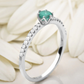 Anillo Flor de Esmeralda plata 925 con esmeralda colombiana y diamantes presentado en estuche de lujo – Brillo Encanto Joyería Colombia