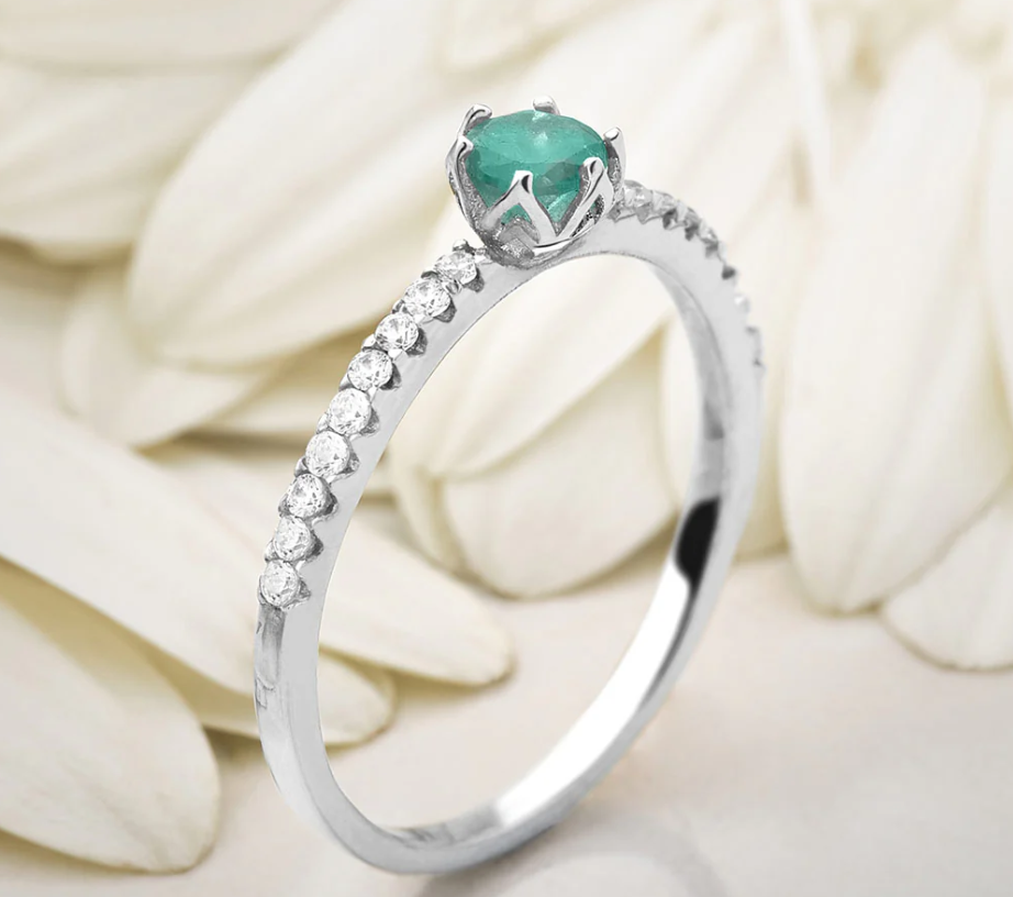 Anillo Flor de Esmeralda plata 925 con esmeralda colombiana y diamantes presentado en estuche de lujo – Brillo Encanto Joyería Colombia