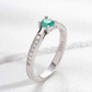 Anillo de compromiso Princesas en plata ley 925 con esmeralda colombiana natural y diamantes de laboratorio – Brillo Encanto Joyería