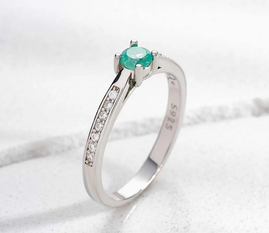 Anillo de compromiso Princesas en plata ley 925 con esmeralda colombiana natural y diamantes de laboratorio – Brillo Encanto Joyería