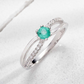 Anillo de compromiso Armonía en plata ley 925 con esmeralda colombiana natural y diamantes de laboratorio diseño nudos – Brillo Encanto Joyería