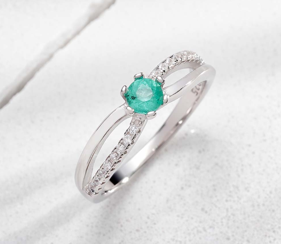 Anillo de compromiso Armonía en plata ley 925 con esmeralda colombiana natural y diamantes de laboratorio diseño nudos – Brillo Encanto Joyería