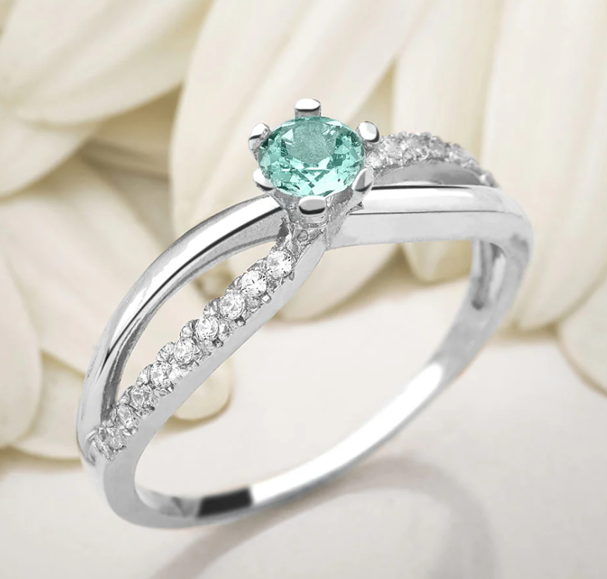  Anillo Armonía plata 925 con esmeralda colombiana y diamantes presentado en estuche de lujo – Brillo Encanto Joyería Colombia