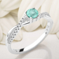 Anillo de compromiso trenza con esmeralda colombiana y diamantes - vista en mano