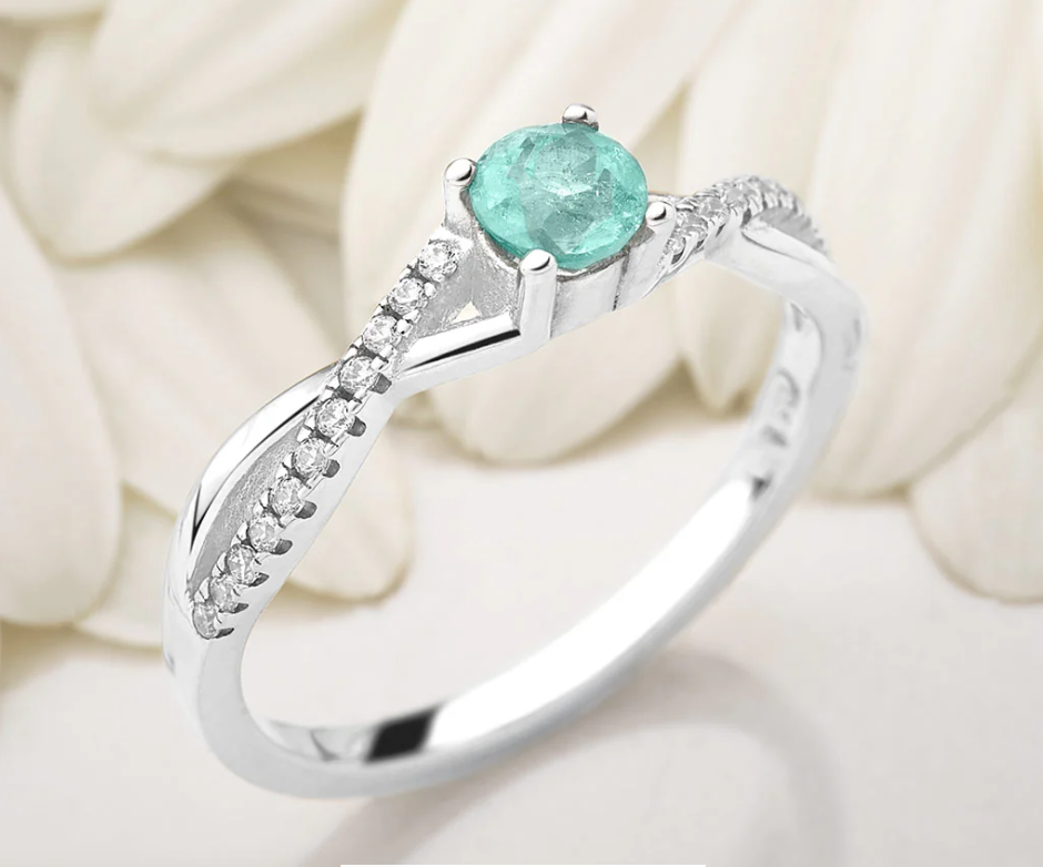Anillo de compromiso trenza con esmeralda colombiana y diamantes - vista en mano