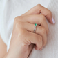 Anillo trenza ENCANTO con diamantes de laboratorio y esmeralda colombiana - detalle lateral
