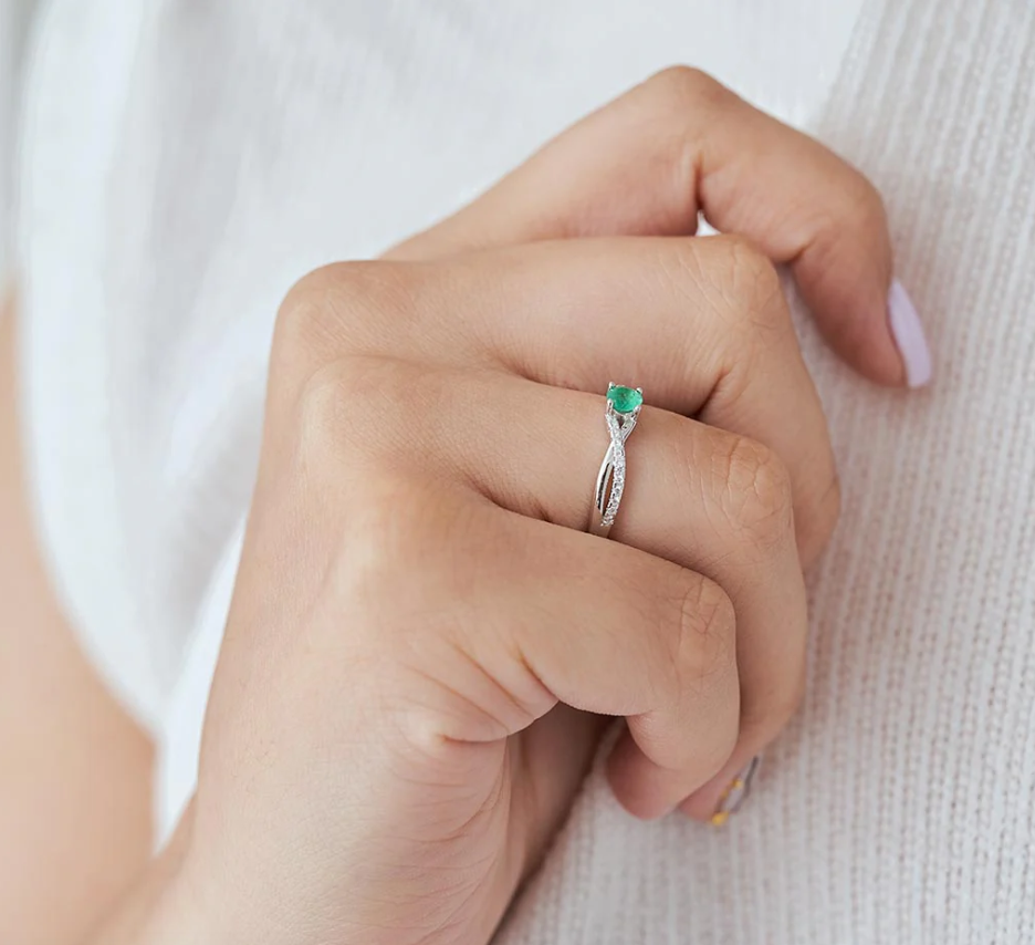 Anillo trenza ENCANTO con diamantes de laboratorio y esmeralda colombiana - detalle lateral