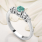 Anillo de compromiso EDEN en plata 925 con baño oro blanco y esmeralda colombiana natural - vista frontal