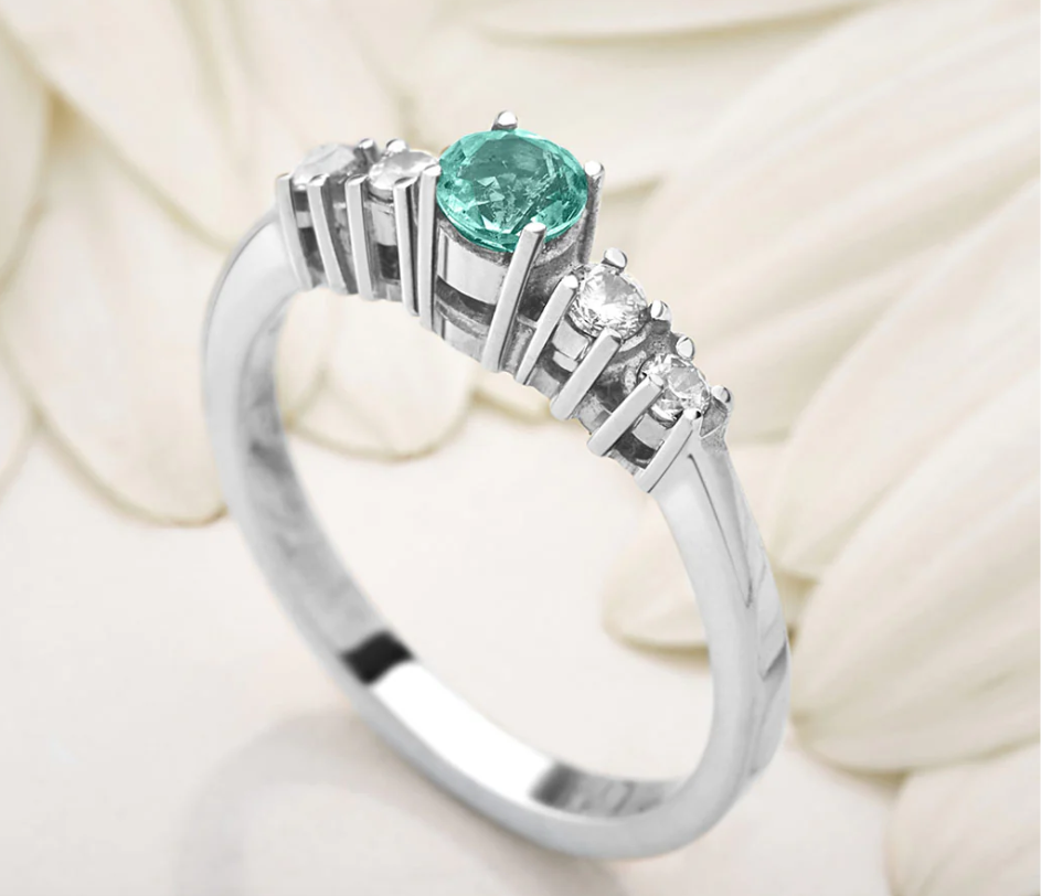 Anillo de compromiso EDEN en plata 925 con baño oro blanco y esmeralda colombiana natural - vista frontal