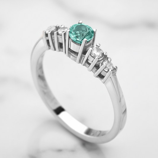 Anillo de compromiso EDEN en plata 925 con baño oro blanco y esmeralda colombiana natural - vista frontal