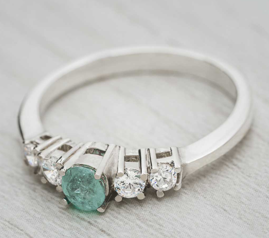Anillo EDEN Brillo Encanto - diseño solitario oro blanco con esmeralda y diamantes - vista lateral