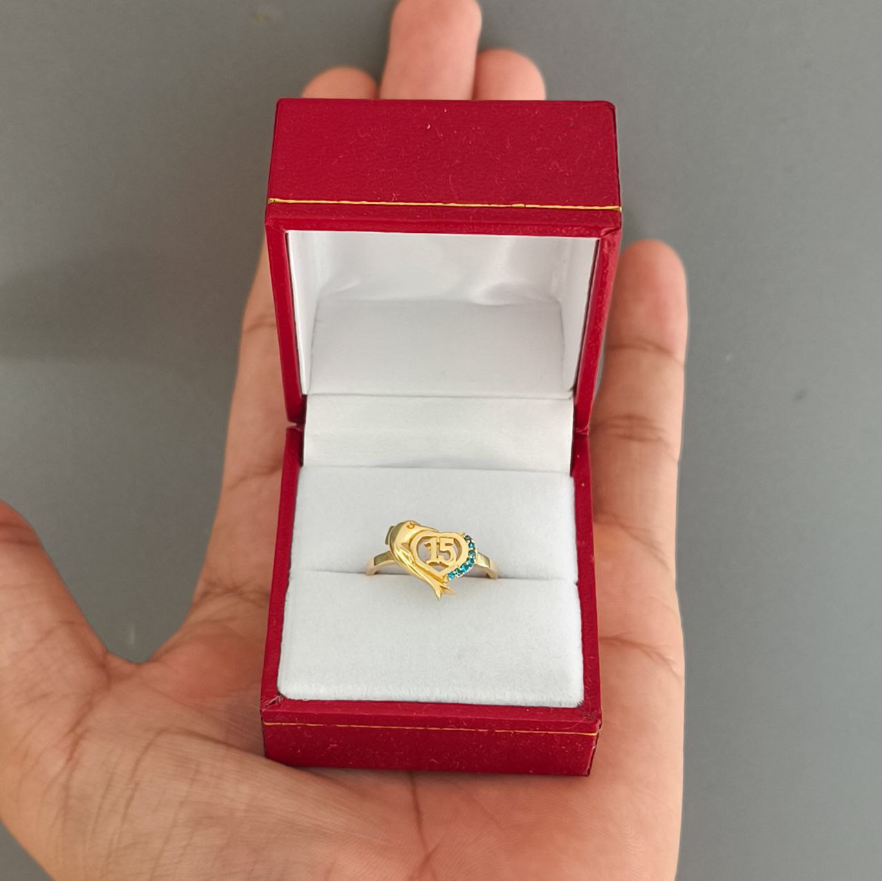Celebra sus Quince: Anillo de Oro 18K con el Número 15 | Envío Colombia y EE. UU