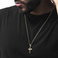 Cruz con piedras negras oro 18k puesta en hombre con camiseta negra - Brillo Encanto
