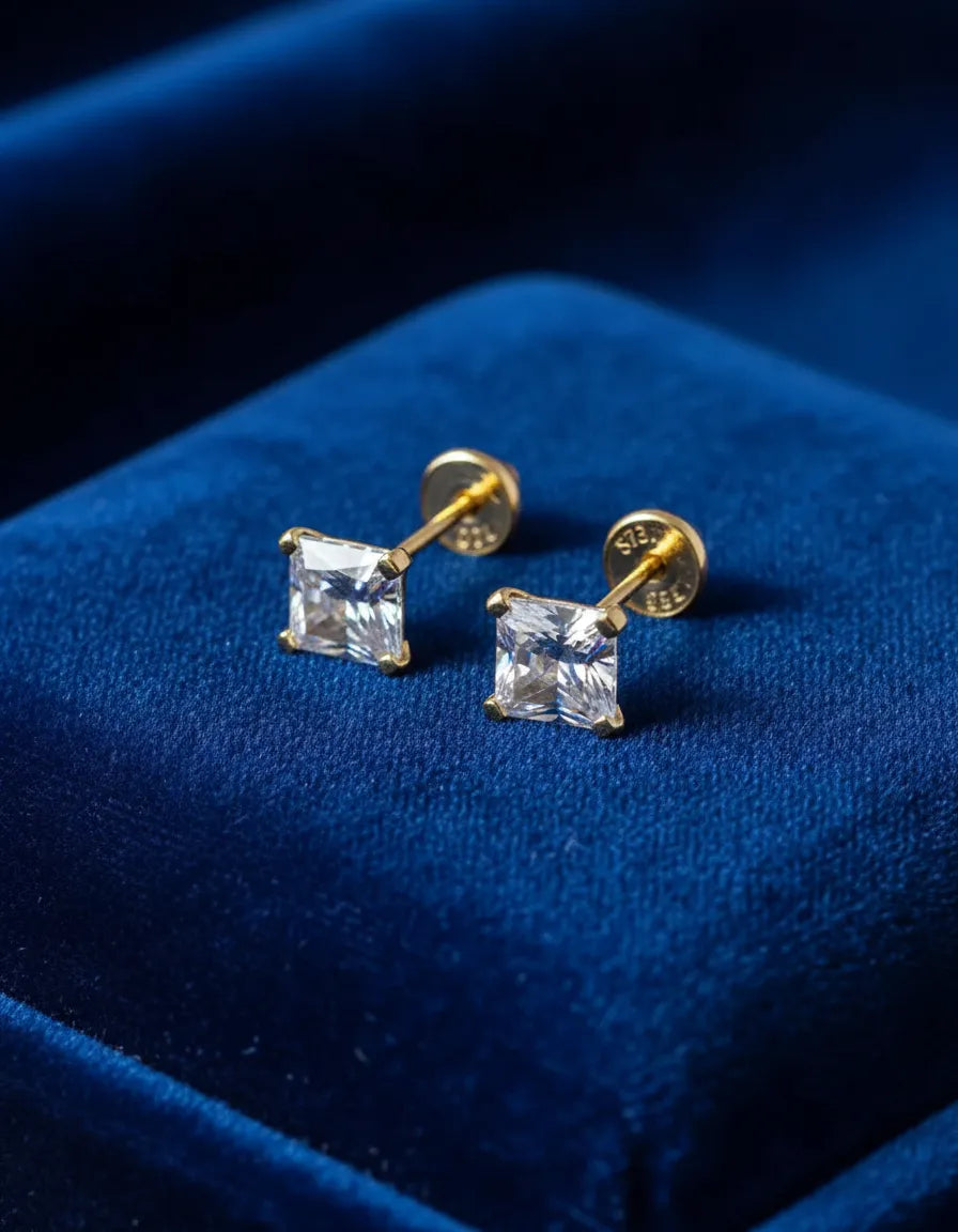 Detalle piedra cuadrada diamante de laboratorio en arete unisex oro laminado 18K