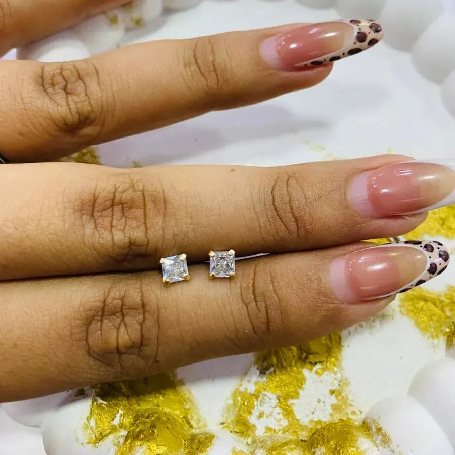 Aretes Estilo Piercing Oro Laminado 18K – Piedra Cuadrada Diamante de Laboratorio