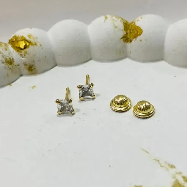 Sistema de cierre de seguridad con tornillo en aretes piercing oro laminado 18K