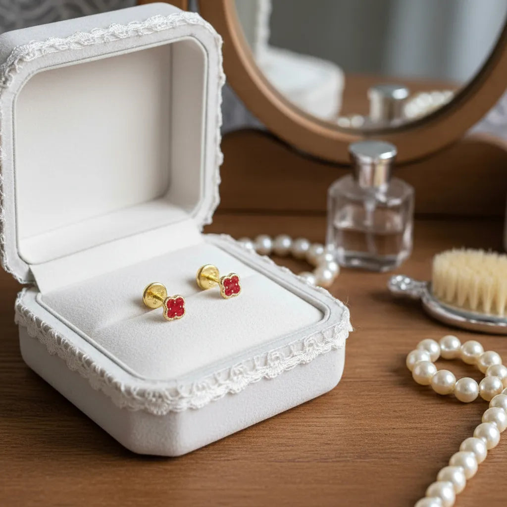Aretes para Bebé Trébol Rojo en Oro Laminado 18K – Antialérgicos y Seguros