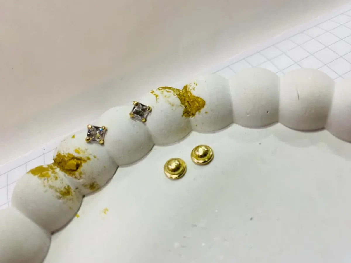 Aretes Estilo Piercing Oro Laminado 18K – Piedra Cuadrada Diamante de Laboratorio