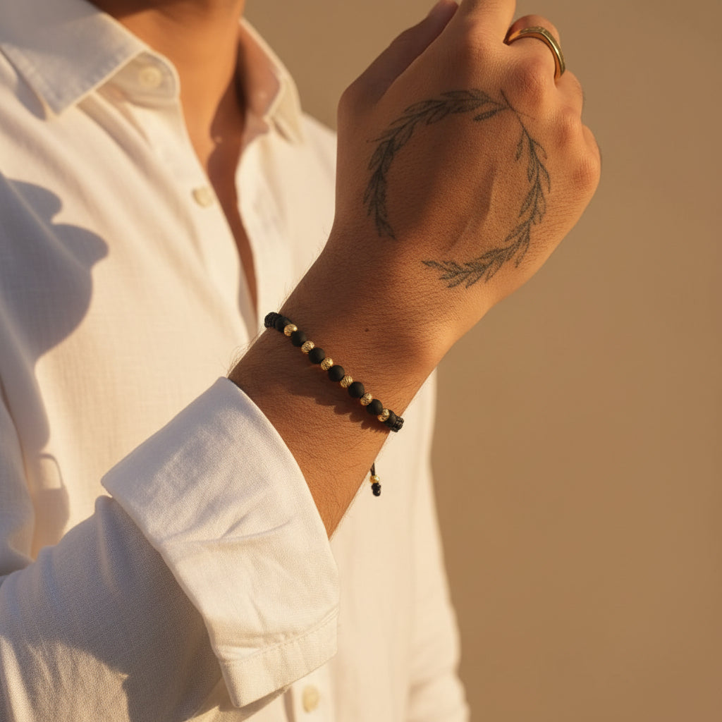 Pulsera oro 18 kilates balines diamantados puesta en muñeca