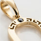 Detalle macro dije aro oro laminado 18k con zirconia negra y grabado greca - acabado premium Brillo Encanto