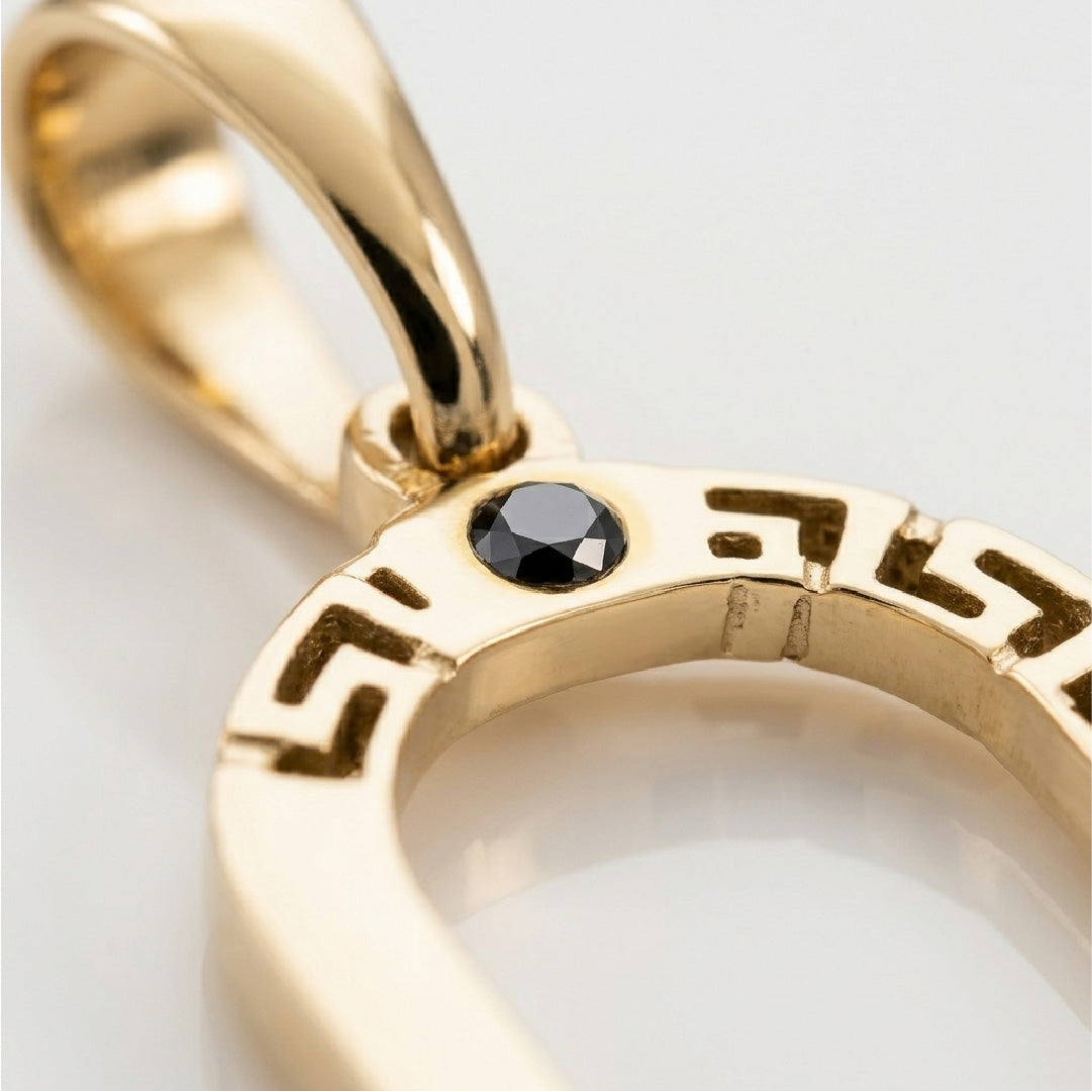 Detalle macro dije aro oro laminado 18k con zirconia negra y grabado greca - acabado premium Brillo Encanto
