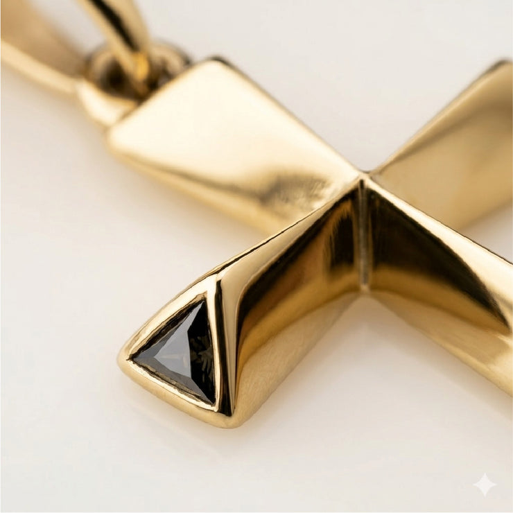 Detalle macro dije cruz oro laminado 18k con piedra triangular negra engastada - acabado premium Brillo Encanto