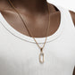 Dije aro oro 18k con grabado greca estilo Hércules en cadena dorada - colgante unisex joyería Colombia