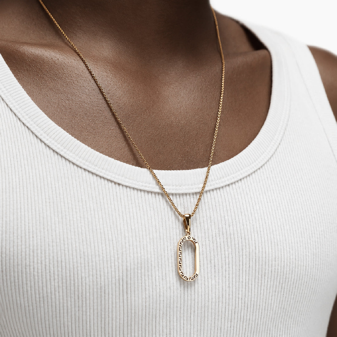 Dije aro oro 18k con grabado greca estilo Hércules en cadena dorada - colgante unisex joyería Colombia