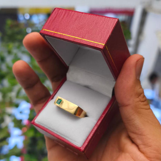 Anillo de Oro 18K para Hombre con Esmeralda – Elegancia Personalizada y Garantía de por Vida
