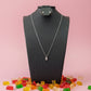 Foto profesional set joyería Osito Plata 925 cadena dije y aretes sobre busto