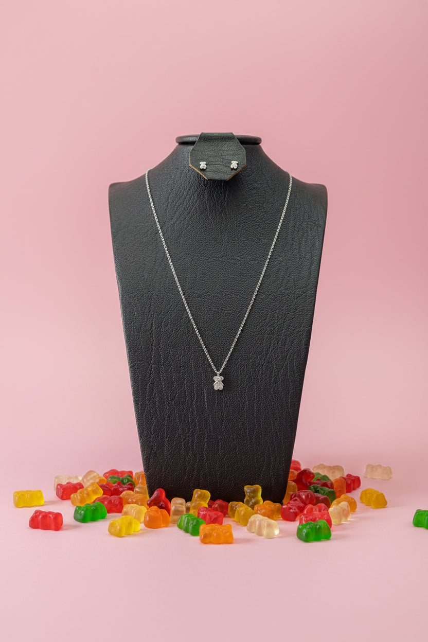 Foto profesional set joyería Osito Plata 925 cadena dije y aretes sobre busto