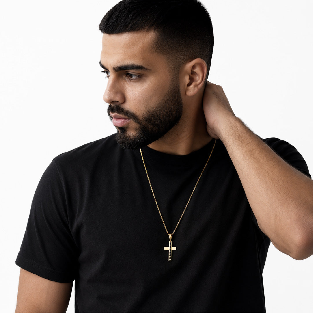 Hombre con collar cruz oro laminado 18k y piedras negras - joyería masculina de lujo