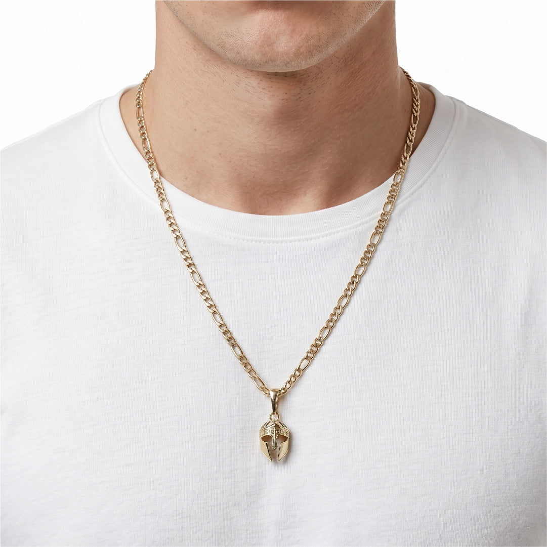 Hombre con dije casco gladiador oro 18k en cadena figaro dorada - colgante lujo joyería masculina Colombia