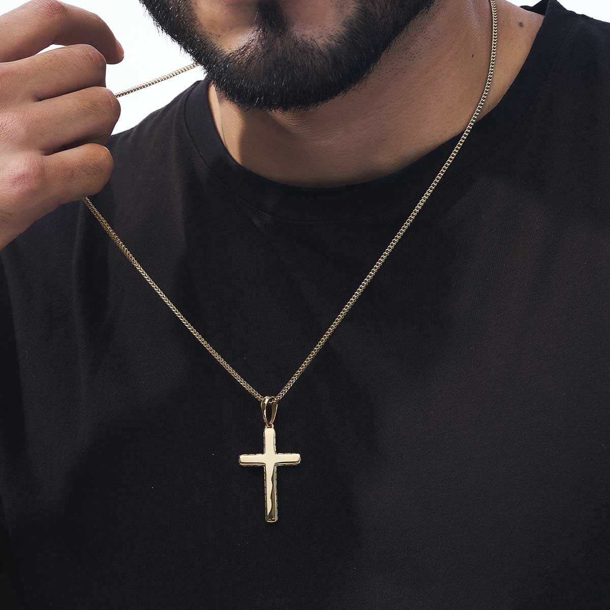 Hombre con dije cruz oro 18k texturizado en cadena cubana dorada - joyería de lujo para hombre Colombia