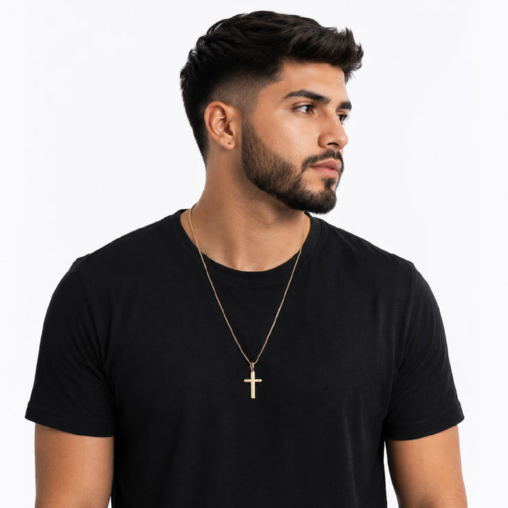Hombre con dije cruz texturas oro 18k en cadena eslabón dorada - colgante lujo joyería Colombia