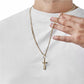 Hombre con dije cruz triángulos oro 18k en cadena figaro dorada - colgante lujo joyería Colombia