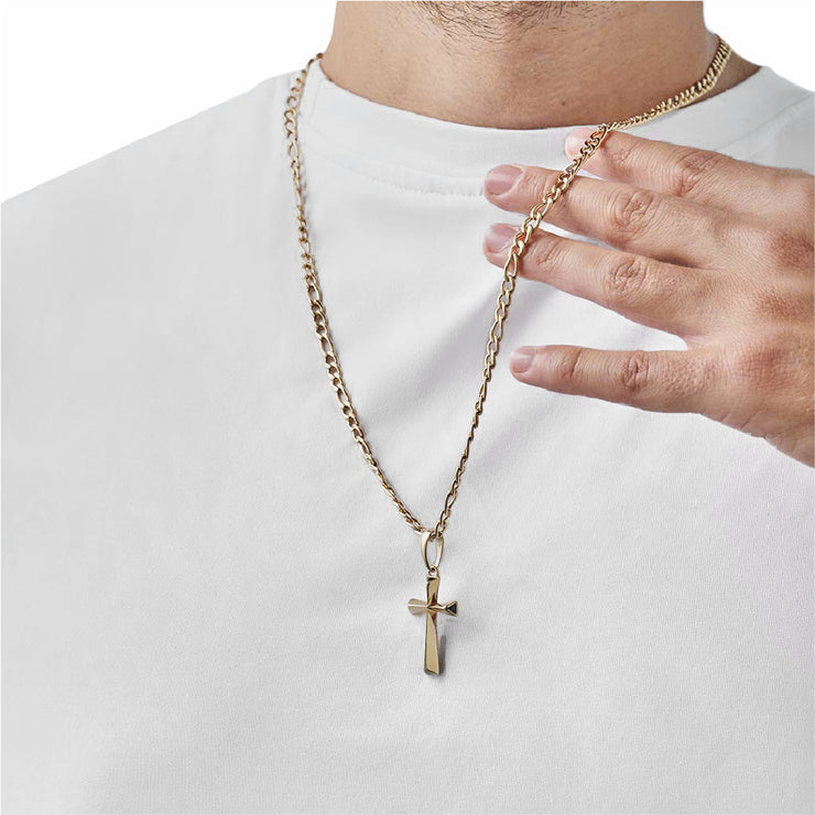 Hombre con dije cruz triángulos oro 18k en cadena figaro dorada - colgante lujo joyería Colombia